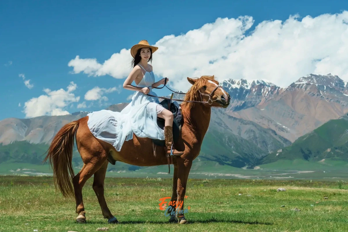 Cưỡi ngựa không thể bỏ qua khi du lịch Nội Mông