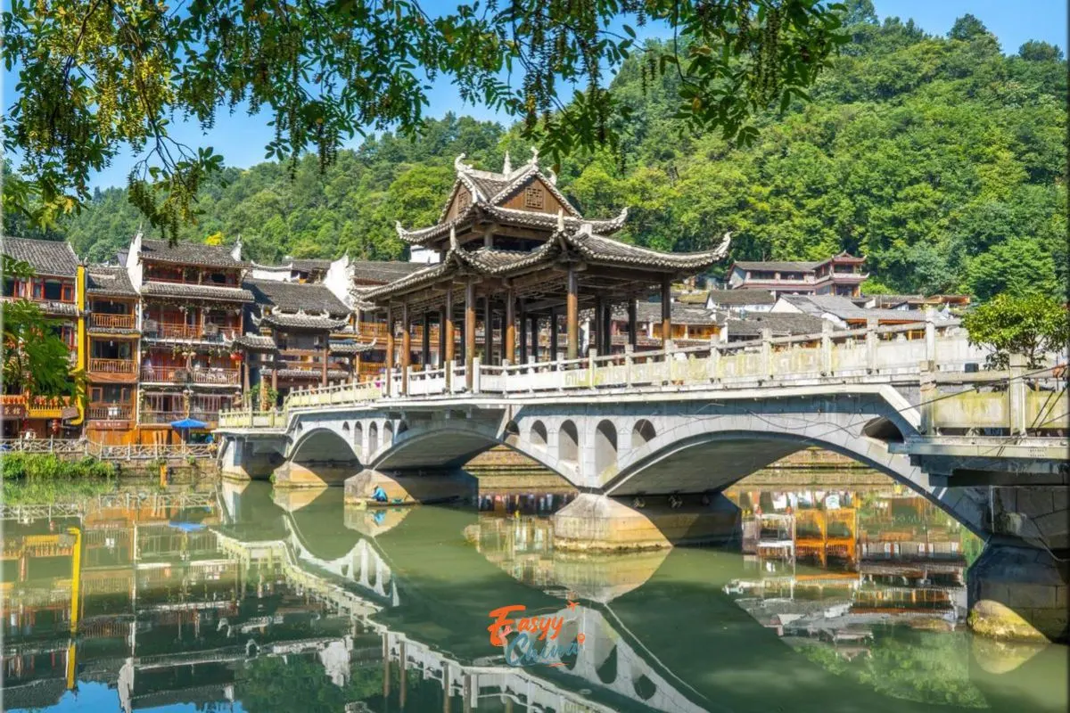 Mua Gì Ở Phượng Hoàng Cổ Trấn? Top Những Món Quà Ý Nghĩa Nên Mang Về
